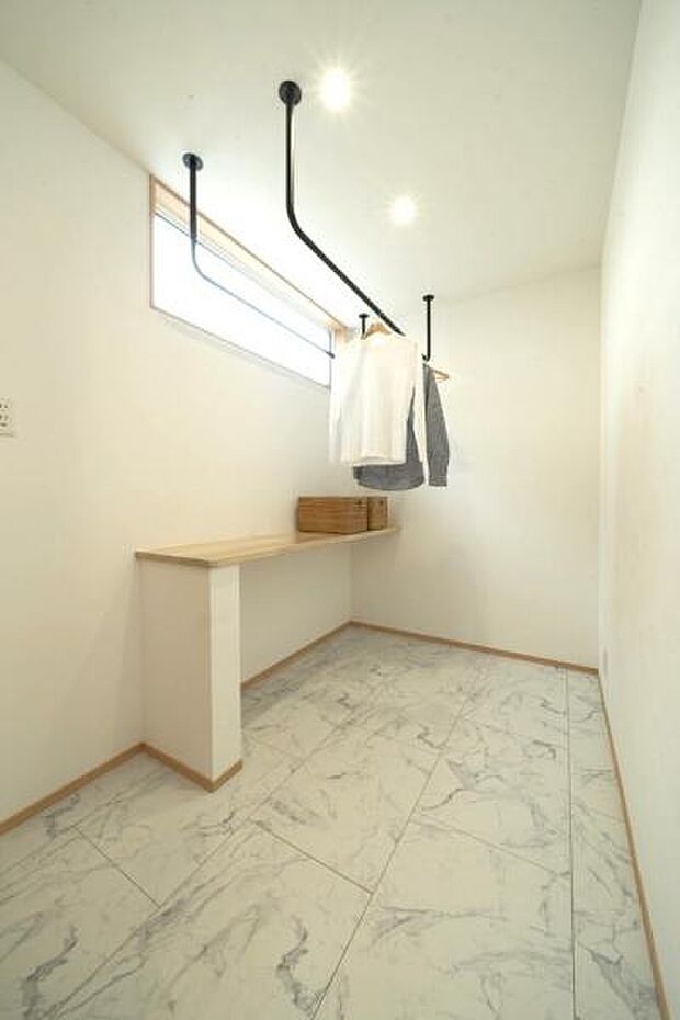 独立洗面台の横にはランドリースペースがございます。