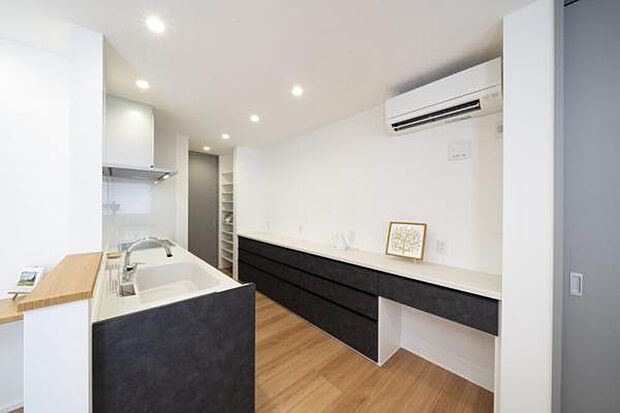 背面に作業スペースや収納スペースもあり機能的なキッチンです。