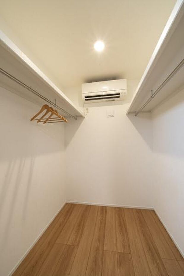 ウォークインクローゼットがあり収納スペースも豊富。季節物もスッキリ片付きそうです。