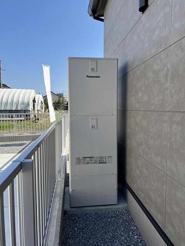 オール電化住宅です。ヒートポンプユニット型給湯器です。