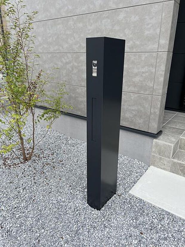 TVドアホンとポストが付いた門柱です。