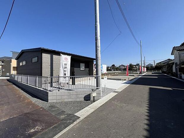 前面道路を含めた現地写真です。ぜひ周辺環境も併せてご覧ください。