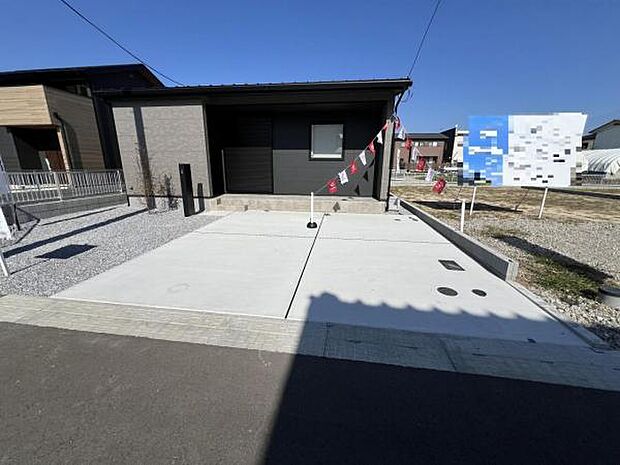 セカンドカーにも便利な並列駐車2台可能です。