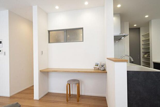 ダイニングにスタディーカウンターあります。