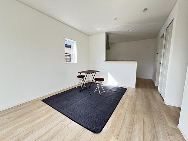 お食事中もキッチンと会話が楽しめるダイニングスペース。