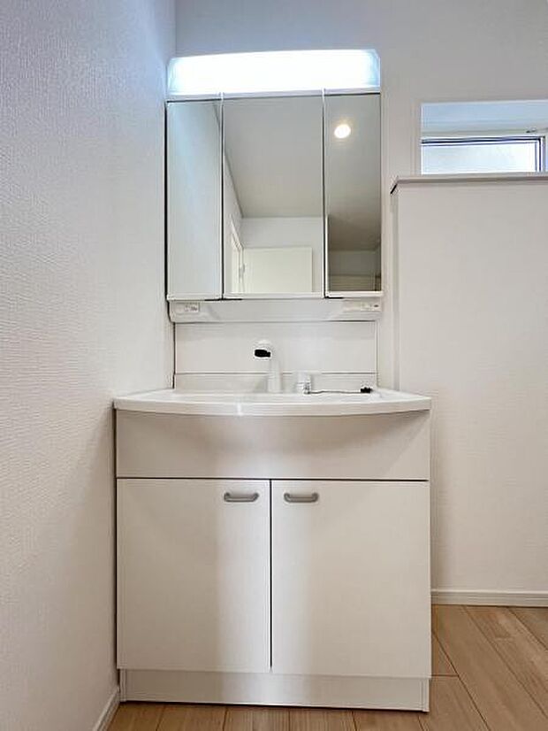 洗面化粧台です。朝の身支度から1日が始まります。