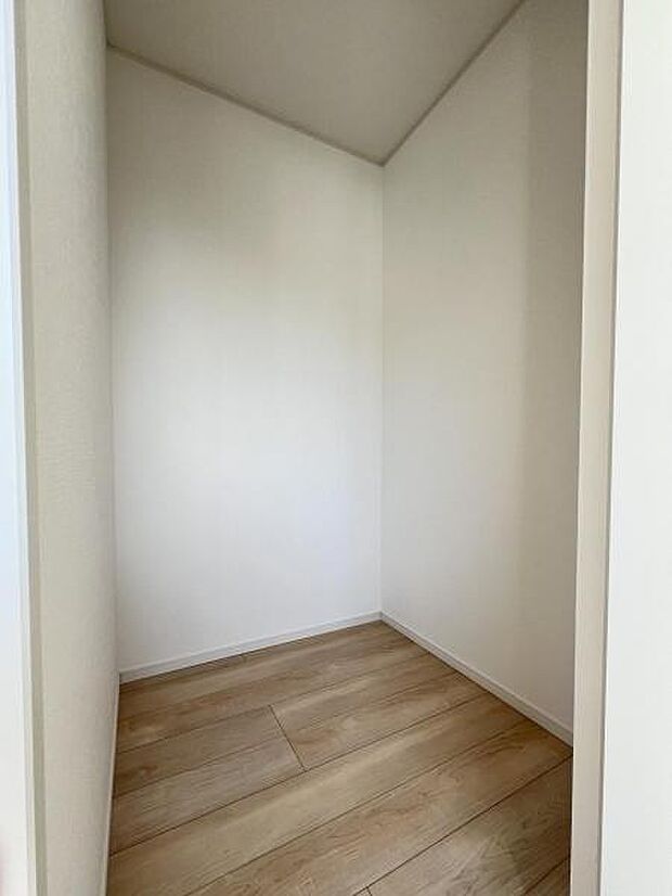 ウォークインクローゼットがあり収納スペースも豊富。季節物もスッキリ片付きそうです。