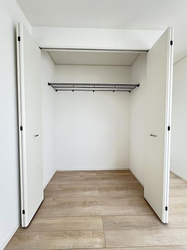 いつでもお部屋をスッキリお使い頂ける収納スペースを設置。