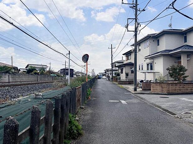前面道路です。住宅地につき落ち着いた新生活を始められそうです。