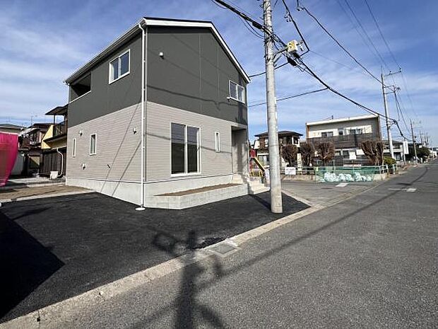 前面道路を含めた現地写真です。ぜひ周辺環境も併せてご覧ください。