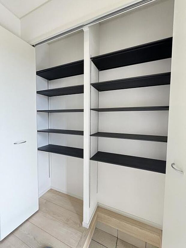 散らかりがちな玄関もスッキリの片づけるシューズボックスです。