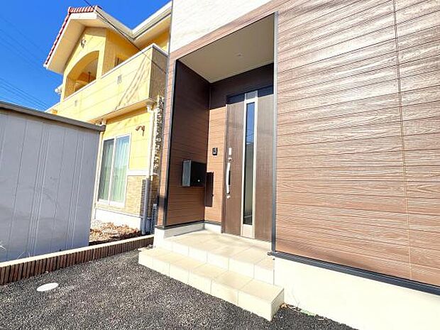 綺麗で明るい玄関でお客様をお迎えいただけます。