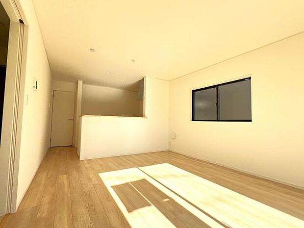 ご家族でゆったり食事が楽しめるダイニングスペースです。