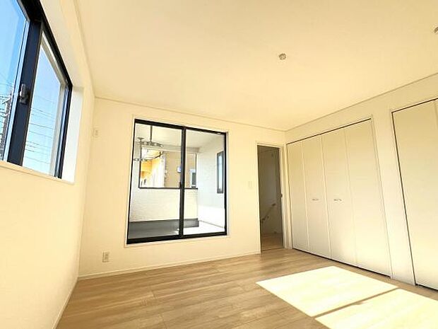 明るい広々とした主寝室でご家族ゆっくりお休みになれますね。