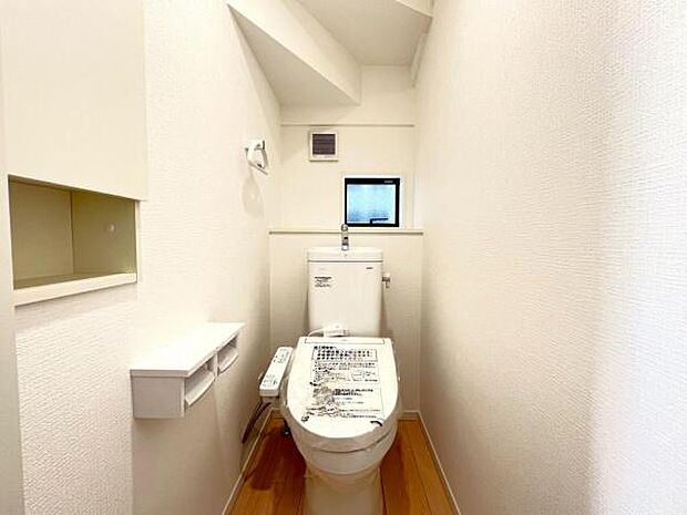 シャワー洗浄機能付のトイレは、清潔感が印象的な空間ですね。