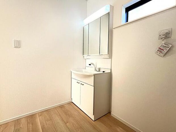 洗面化粧台です。朝の身支度から1日が始まります。