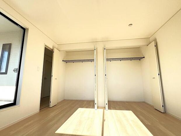 中の物を確認しやすく、取り出しやすい収納スペース。お部屋を広々とお使いいただけます。