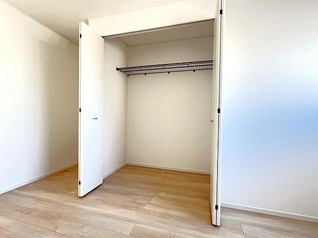 いつでもお部屋をスッキリお使い頂ける収納スペースを設置。