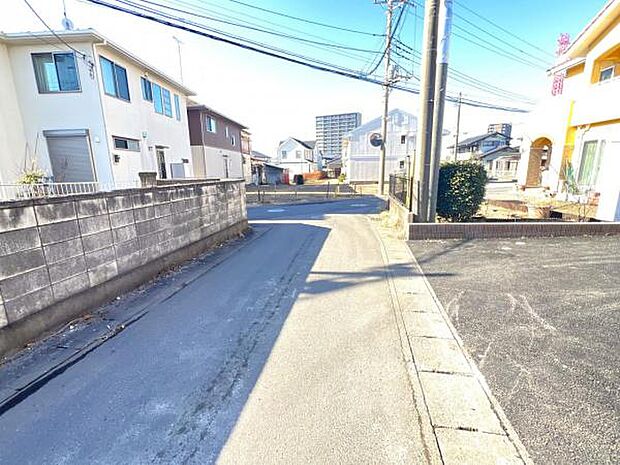前面道路です。住宅地につき落ち着いた新生活を始められそうです。