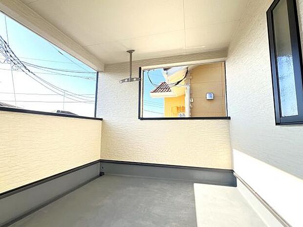 広々バルコニーで布団やレジャーシートなど大きな物も簡単に干すことができお洗濯も楽しくなりそうですね。