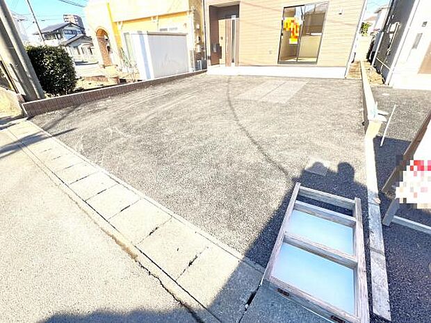 駐車場です。前面道路との高低差も少なく、スムーズに出入りできます。