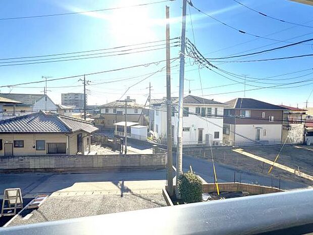 バルコニーからの眺望です。明るい陽射しを浴びながらゆったりと過ごすのも良いですね。