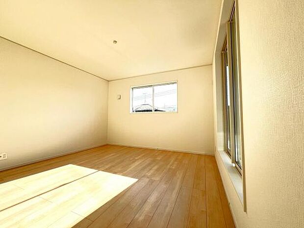 2面採光の明るい洋室です。