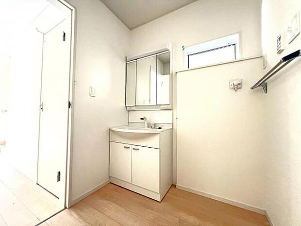 洗面化粧台です。朝の身支度から1日が始まります。