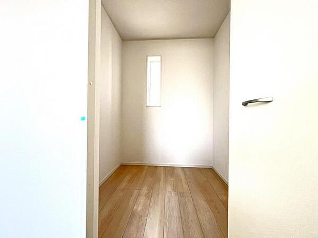 ウォークインクローゼットがあり収納スペースも豊富。季節物もスッキリ片付きそうです。