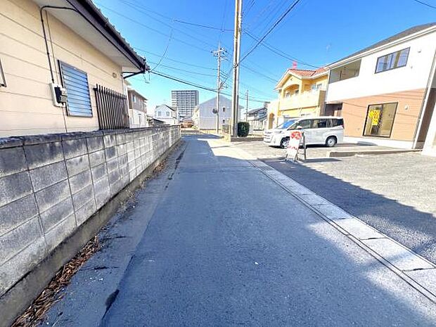 前面道路を含めた現地写真です。ぜひ周辺環境も併せてご覧ください。