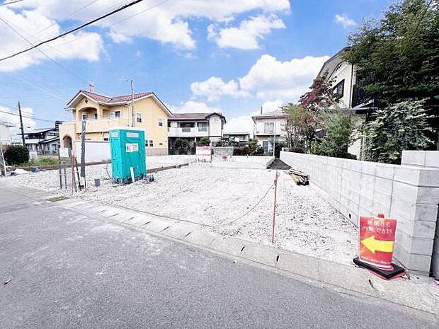 南道路です。車は並列で2台停めれます。