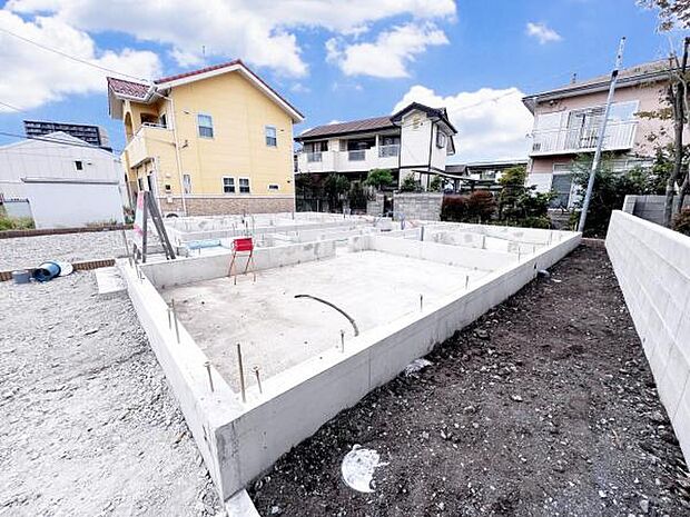 南東から撮影した画像です。手前がリビングの位置になります。