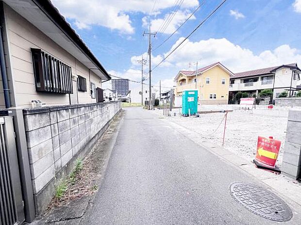 前面道路を含めた現地写真です。