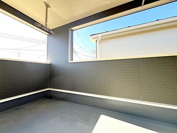 広々バルコニーで布団やレジャーシートなど大きな物も簡単に干すことができお洗濯も楽しくなりそうですね。