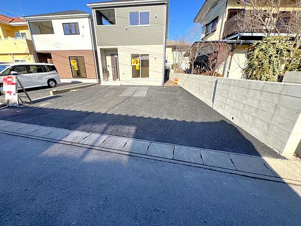 セカンドカーにも便利な並列駐車2台可能です。