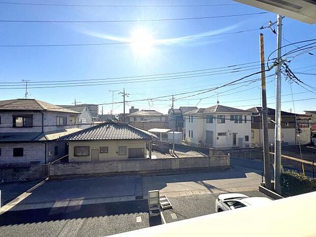 バルコニーからの眺望です。明るい陽射しを浴びながらゆったりと過ごすのも良いですね。