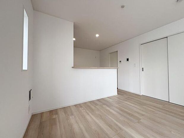 お食事中もキッチンと会話が楽しめるダイニングスペース。