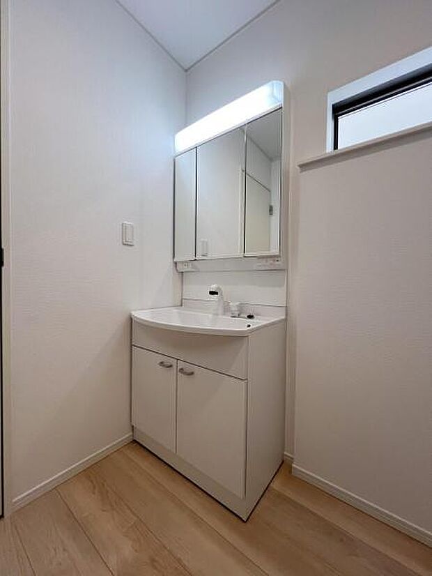 洗面化粧台です。朝の身支度から1日が始まります。