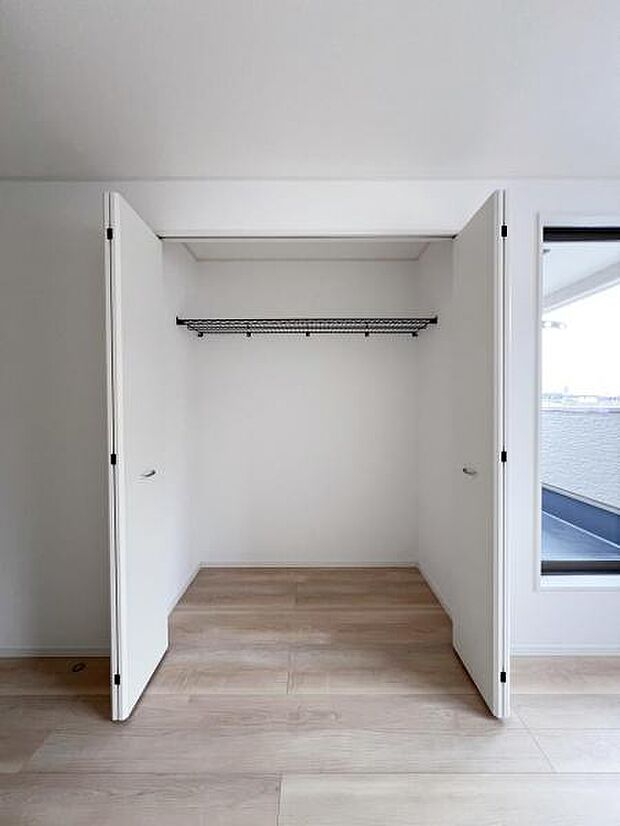 いつでもお部屋をスッキリお使い頂ける収納スペースを設置。