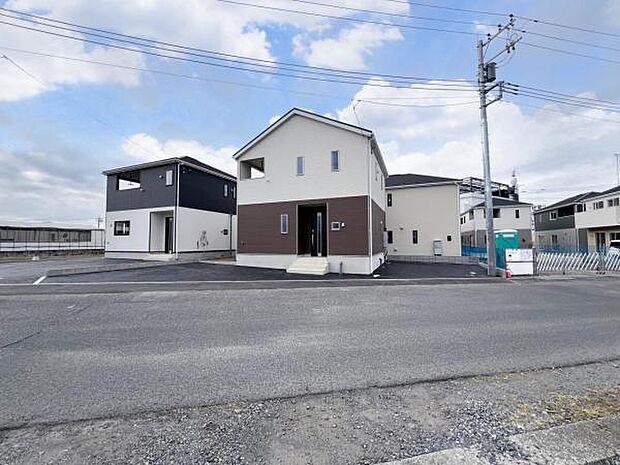 前面道路を含めた現地写真です。