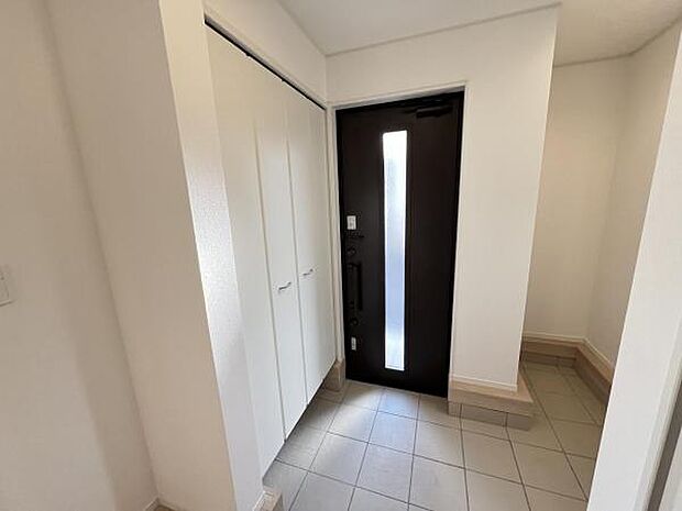 綺麗で明るい玄関でお客様をお迎えいただけます。