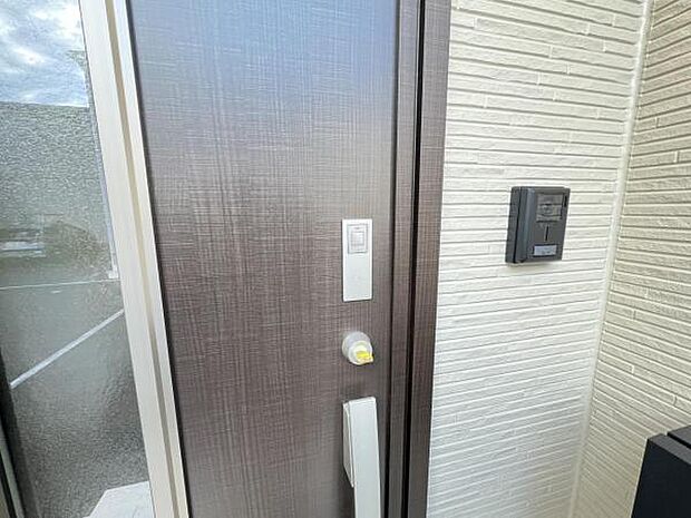 スマホケースやお財布にカードキーをいれておけば、かざすだけで簡単に玄関の開閉ができます。