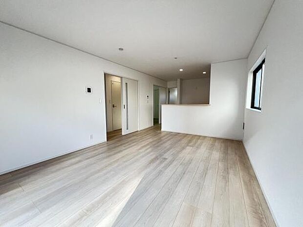 明るい日差しが入る風通しの良いリビングです。