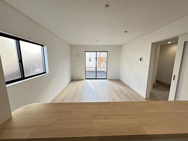 カウンターキッチン越しに会話も楽しめるダイニングキッチン。