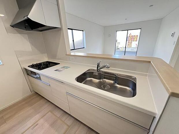 リビングが見渡せ、料理中も会話が弾む対面式キッチンです。