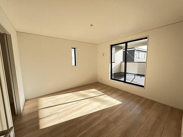 約8帖の主寝室スペースです。お子様が小さいうちは一緒に就寝できますね。