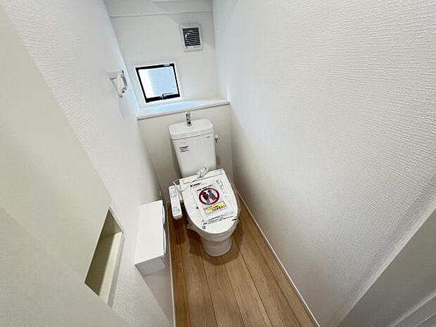 シャワー洗浄機能付のトイレは、清潔感が印象的な空間ですね。