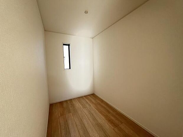 3帖のサービスルームはコンセントがございますので、ワークスペース、趣味部屋等に利用できます。