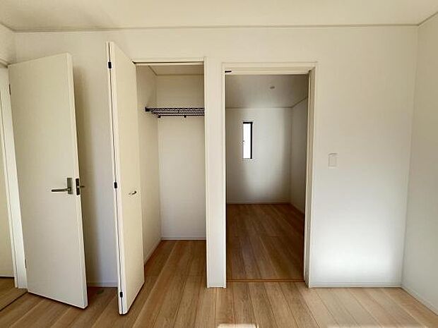 掃除機を収納するクローゼットにコンセントがあると便利です。そんなプチリフォームも承ります。