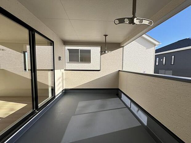 インナーバルコニーは広々として、布団やレジャーシートなど大きな物も簡単に干すことができます。